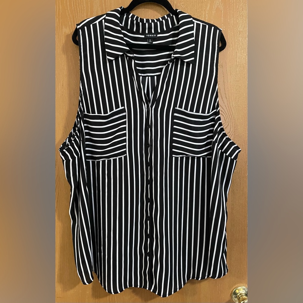Torrid 5X black/white stripe Georgette sleeveless shirt